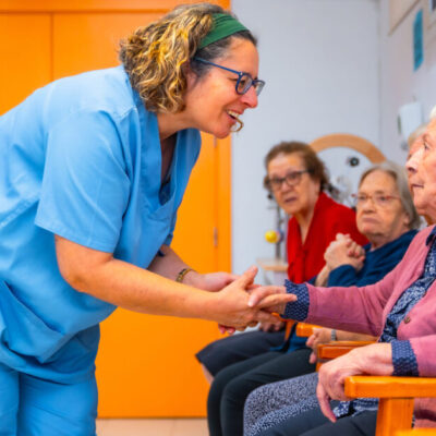 10 Daily Activities That Enrich Life for Dementia Patients in Nursing Homes