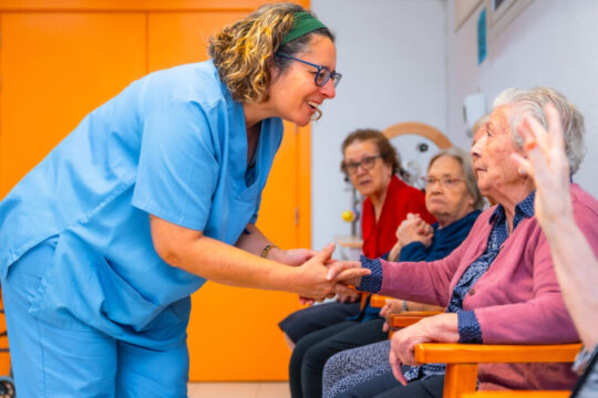 10 Daily Activities That Enrich Life for Dementia Patients in Nursing Homes